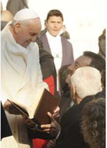 Foto de Miguel Carballeda entregándole un libro a su Santidad.