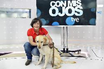 Foto de Pili con su perro guía.