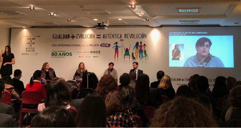 Foto de participantes en el foro.
