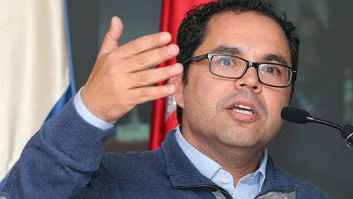 Gustavo Santana.